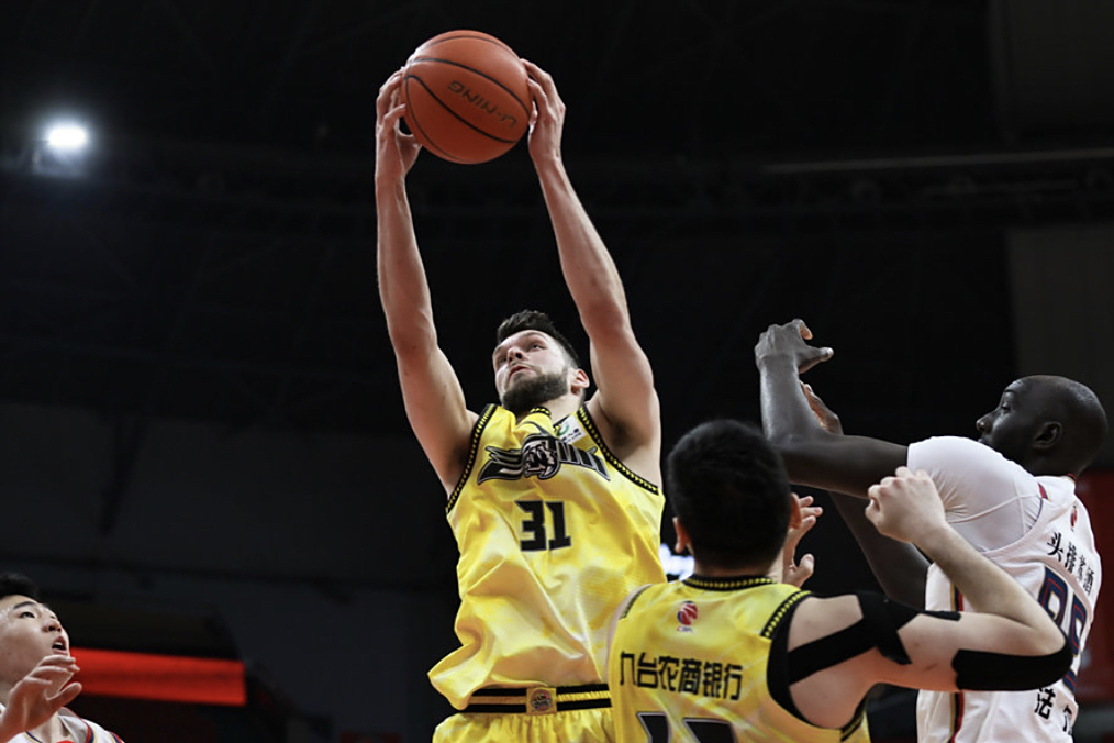 赛地聚焦——CBA常规赛今晨热度飙升；芝加哥公牛篮板制胜；气氛紧张；阵容厚度经受考验的简单介绍